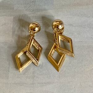0059 Vintage 70s Crown Trifari Double Diamond Dangle Gold Tone Clip-On Earrings